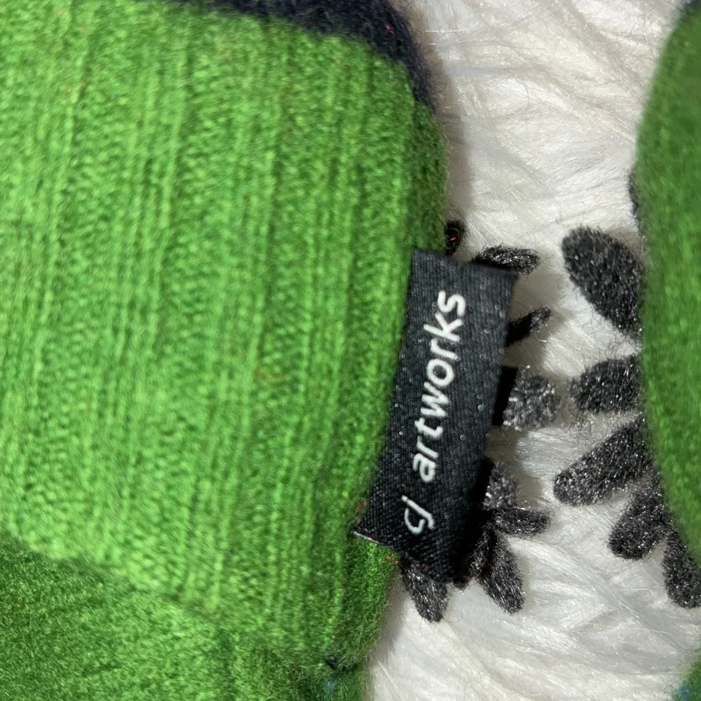 Artwork Mittens/Gloves gently‎ used.